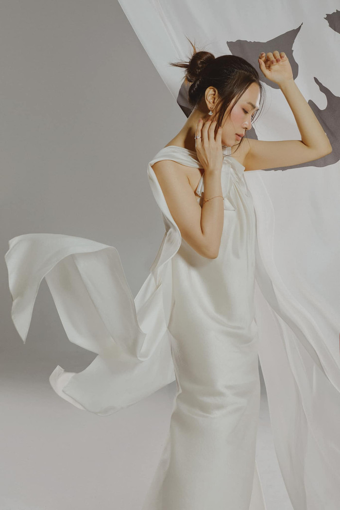 Dù ở khung ảnh chụp chính diện hay chụp góc nghiêng, Mỹ Tâm vẫn nổi bần bật nhờ sắc vóc mặn mà, sắc sảo. Soi xét kỹ đến đâu, công chúng cũng không thể tìm ra khuyết điểm cho bộ hình này của Mỹ Tâm.