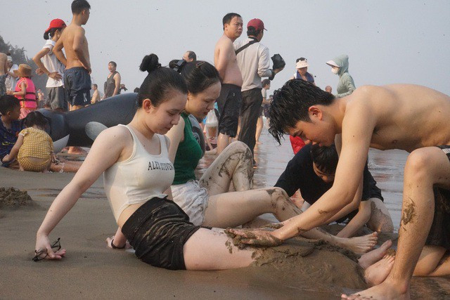 Du khách tắm biển, nghỉ ngơi sau những ngày làm việc vất vả