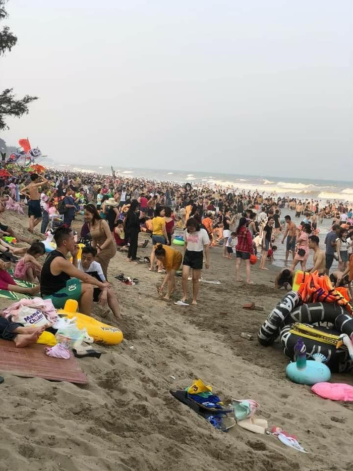 Dọc các bãi tắm A,B,C,D, luôn trong tình trạng chật kín người xuống tắm. Tại bãi tắm B, có thời điểm lượng người xuống tắm quá đông, khiến nhiều du khách phải ngồi trên bờ nghịch cát.  