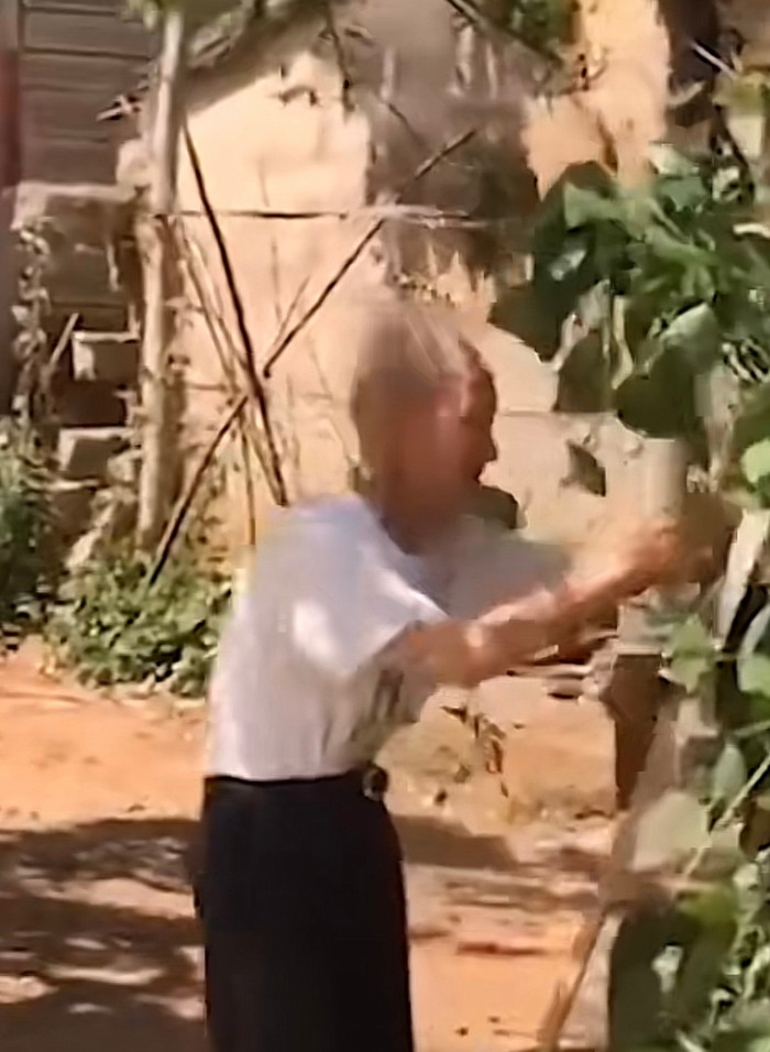 Ông cụ 93 tuổi sống cô độc một mình khi không có người thân chăm sóc.