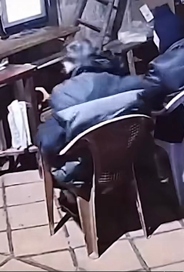 Cả gia đình sống với nhau rất vui vẻ, hạnh phúc.