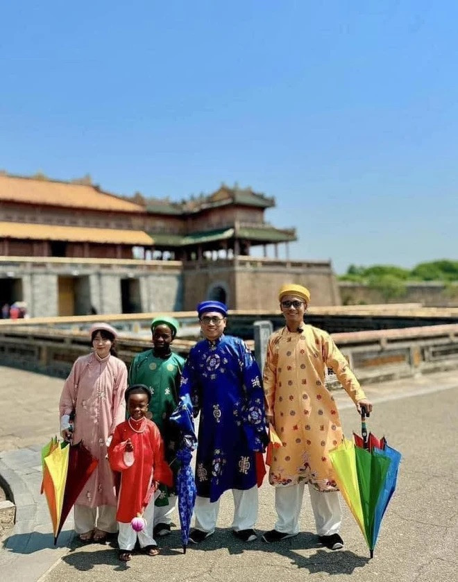 Lôi Con chụp hình cùng team Quang Linh Vlogs.