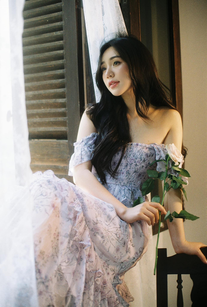 Trong nhiều khoảnh khắc, Quỳnh Kool còn hoá thân vào những tạo hình hoài cổ, vintage. Mẫu trang phục khó nhằn, bánh bèo, hoạ tiết hoa rườm rà cũng không thể 'dìm' đi sắc vóc tựa hoa hậu của cô.