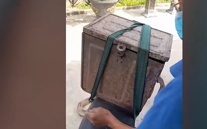 Ông chú chở bao xi măng cũ đi vào ngân hàng, công an bất ngờ vì chứa 460 triệu Ảnh 2