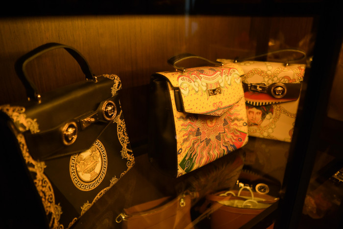 Ngân 98 tiết lộ rằng, cô từng thử sử dụng son môi, phấn hiệu của các thương hiệu cao cấp nhưng lại lỡ tay để quên nhiều lần. Trải nghiệm này khiến Ngân rút ra bài học rằng, bản thân không nên sử dụng những món đồ giá trị vì hay làm mất.