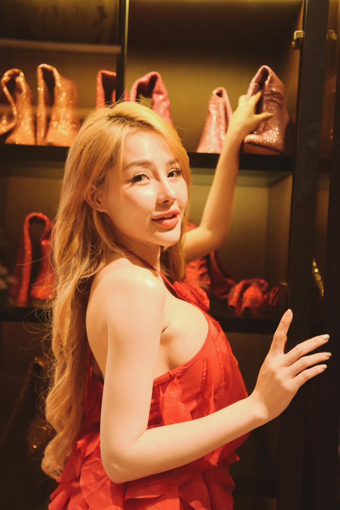 Thay vì những thương hiệu xa xỉ, cô lại ưa chuộng những mẫu túi có thiết kế độc lạ, bắt mắt như hình con mèo, gấu, chuột... với giá thành rẻ bèo vài trăm. Những mẫu túi 'con nít' này thường không có nhãn hiệu gì. Cô thường xài chán rồi quăng luôn.'Tủ túi của tôi không có cái nào mắc nhất. Đa số đều khá rẻ. Tôi từng kinh doanh túi xách, quần áo, đồng hồ. Mỗi mẫu thấy đẹp, độc lạ, tôi thường giữ lại làm kỷ niệm', cô nói.