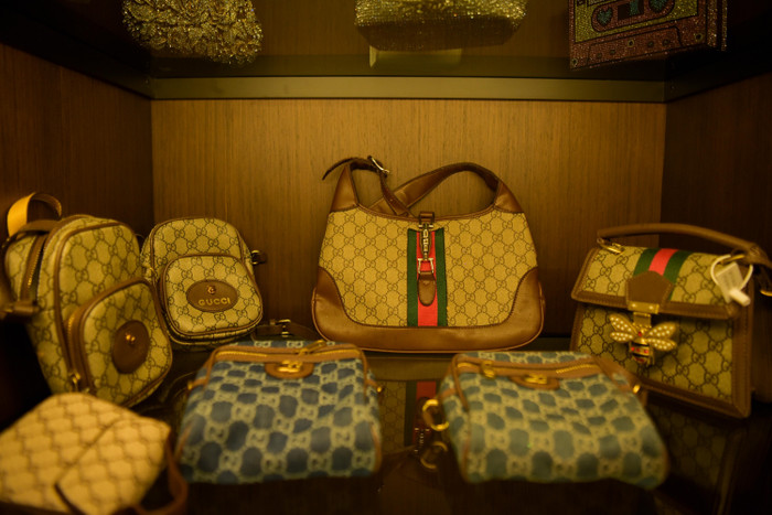 Những chiếc túi được cô order trên mạng hoặc săn lùng trong những chuyến lưu diễn ở nước ngoài. Thường cô thích túi nào thì sẽ mua luôn. Cô quan niệm thích gì thì phải mua liền. Đi ngoài đường thấy túi nào đẹp, cô đều bảo bạn trai thắng xe lại để chạy xuống mua.