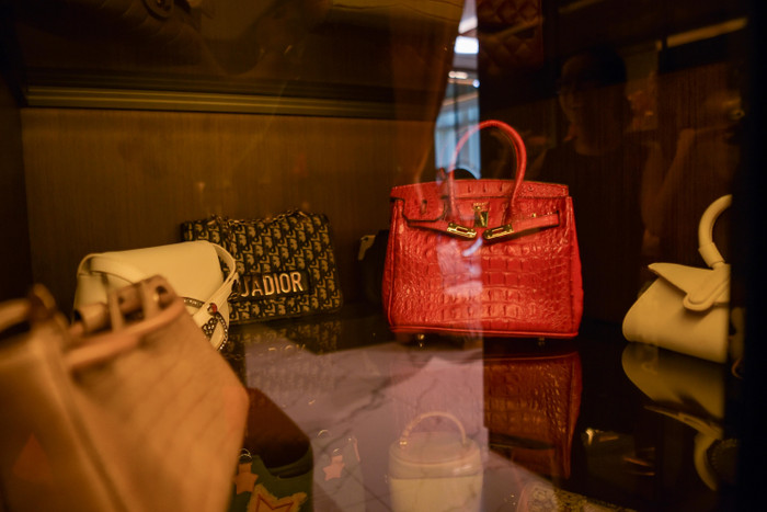 Tuy nhiên, Ngân cũng chia sẻ rằng, cô hy vọng sẽ sở hữu một chiếc túi hiệu hoặc một đôi giày hiệu trong vòng 1-2 năm tới. Theo cô, túi hiệu có mẫu mã đẹp, không đụng hàng.