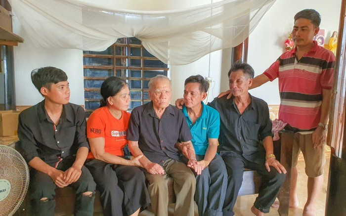 Nghẹn ngào giây phút 2 cha con gặp nhau sau 43 năm thất lạc Ảnh 2