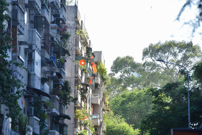 Những toà chung cư cũ với sắc đỏ thắm dường như trở thành điểm nhấn của thành phố mang tên Bác.