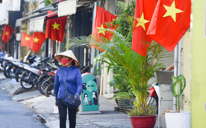 Đường phố Sài Gòn yên bình, nhuộm đỏ sắc cờ hoa trong ngày 30/4 Ảnh 2