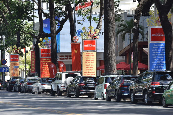 Con đường Phạm Ngọc Thạch (quận 1, TPHCM) trong ngày kỷ niệm 30/4.