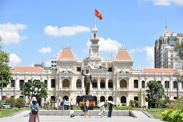 Vào dịp 30/4-1/5, TPHCM lại được nhuộm đỏ bởi sắc cờ hoa. Mặc dù nhiệt độ tăng cao, nhưng đường phố trở nên yên bình, thưa thớt hơn thường nhật.