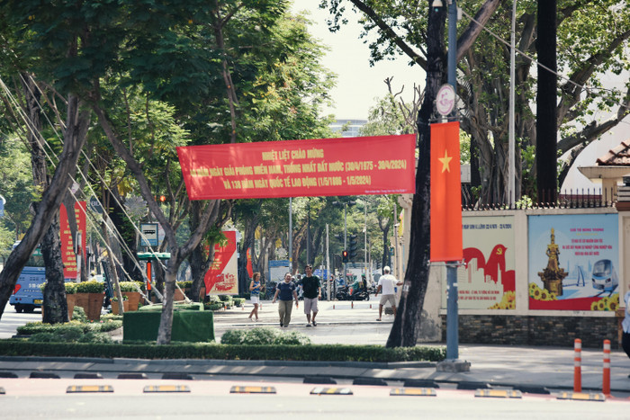 Du khách nước ngoài thích thú trước dịp lễ này.