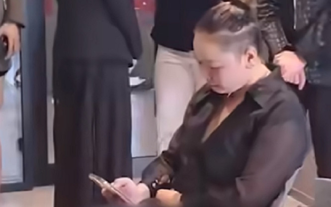 'Cô Hai Báo' lủi thủi ở sự kiện: Người mỉa mai, người thấy thương cảm Ảnh 2