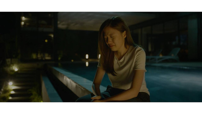 Em gái Trấn Thành khóc hết nước mắt trong phim vì mẹ và anh trai.