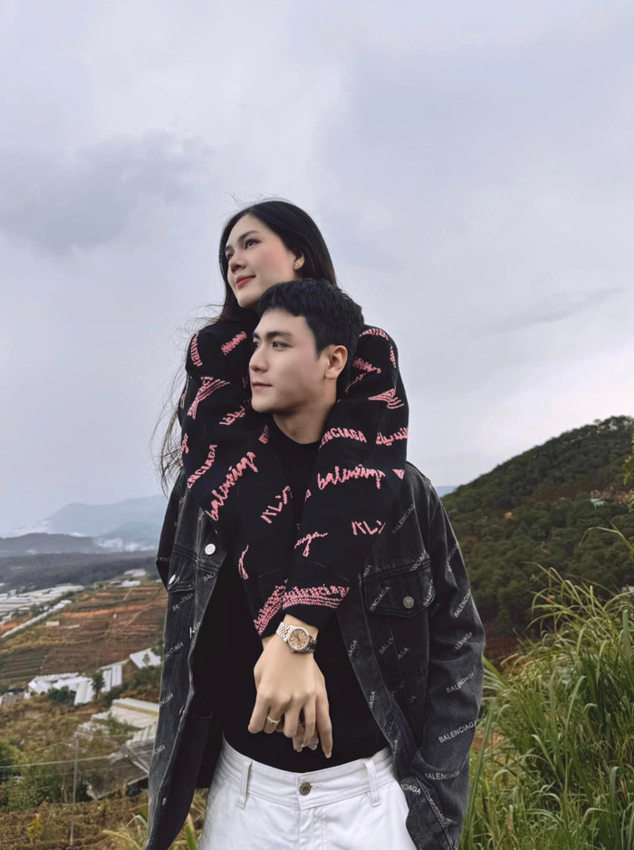 Ngọc Trinh và bạn trai thường xuyên dành thời gian đi du lịch cùng nhau. Dễ dàng nhận ra phong cách thời trang của nữ diễn viên có nhiều thay đổi.