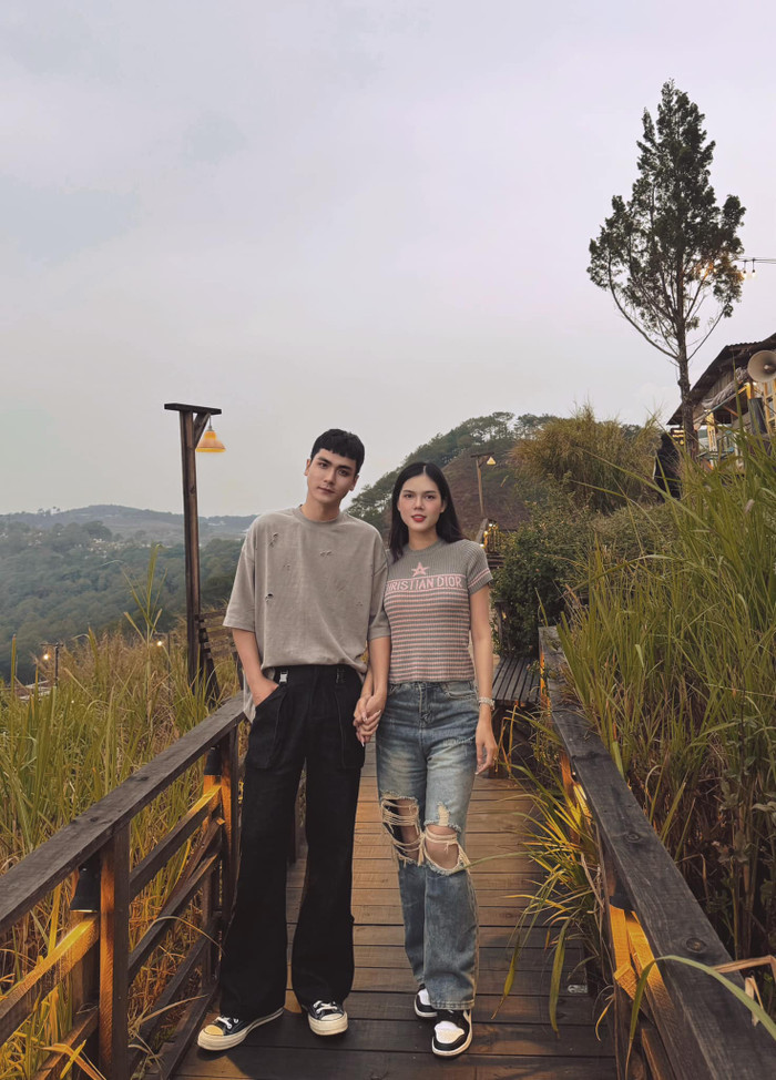 Trong loạt khoảnh khắc đời thường, Nguyễn Hoàng Thiên Tây và bạn gái thường xuyên diện những outfit có nhiều điểm tương đồng.