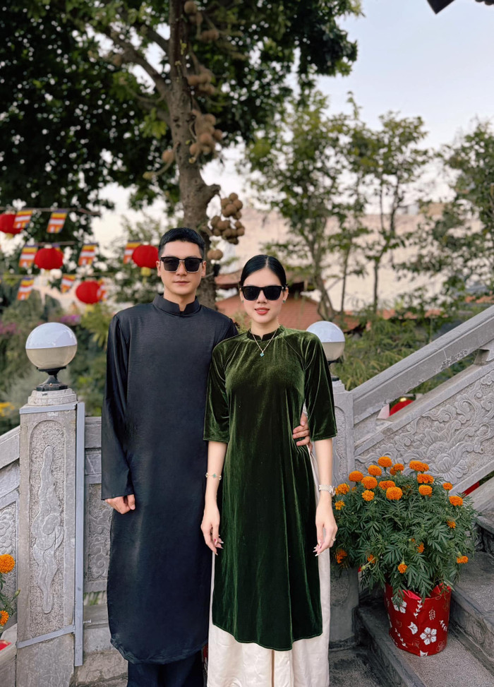 Dịp Tết Nguyên đán vừa qua, cặp đôi Ngọc Trinh - Thiên Tây cũng gây ấn tượng bởi bộ ảnh áo dài xưa rất thanh lịch.