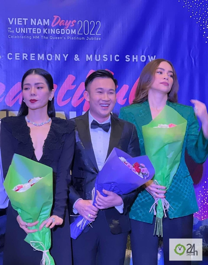 Lệ Quyên và Hồ Ngọc Hà 'bằng mặt không bằng lòng' khi vô tình đụng mặt, chụp ảnh chung với Dương Triệu Vũ tại một sự kiện diễn ra trong năm 2022. Ảnh: 24h