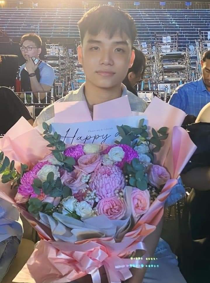 Hình ảnh bạn trai Ý Nhi tại buổi họp báo sau đăng quang của Miss World Vietnam 2023. 