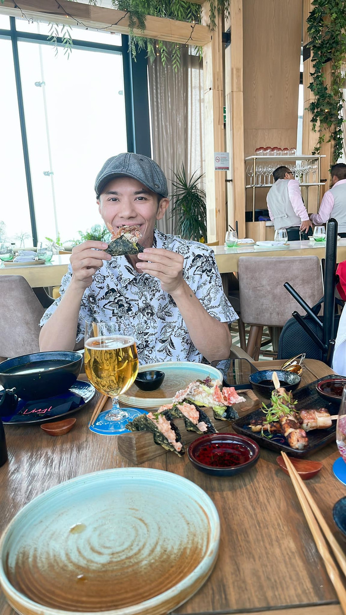 Đứng trước việc liên tục bị hỏi thăm về thân hình gầy gò, Kasim Hoàng Vũ đều từ tốn giải thích và thể hiện tinh thần lạc quan. Ảnh: FBNV