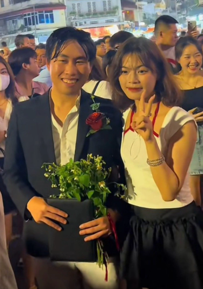 Trong khung ảnh chụp chung cùng người hâm mộ, Nam 'đẹp trai' vẫn theo đuổi phong cách thời trang đó. Ở lần này, anh chàng kết hợp thêm áo vest bên ngoài tạo cảm giác chỉn chu. Tuy nhiên, phần tóc rũ rượi, thiếu gọn gàng của Nam 'đẹp trai' khiến ai nấy cũng phải 'than trời'.