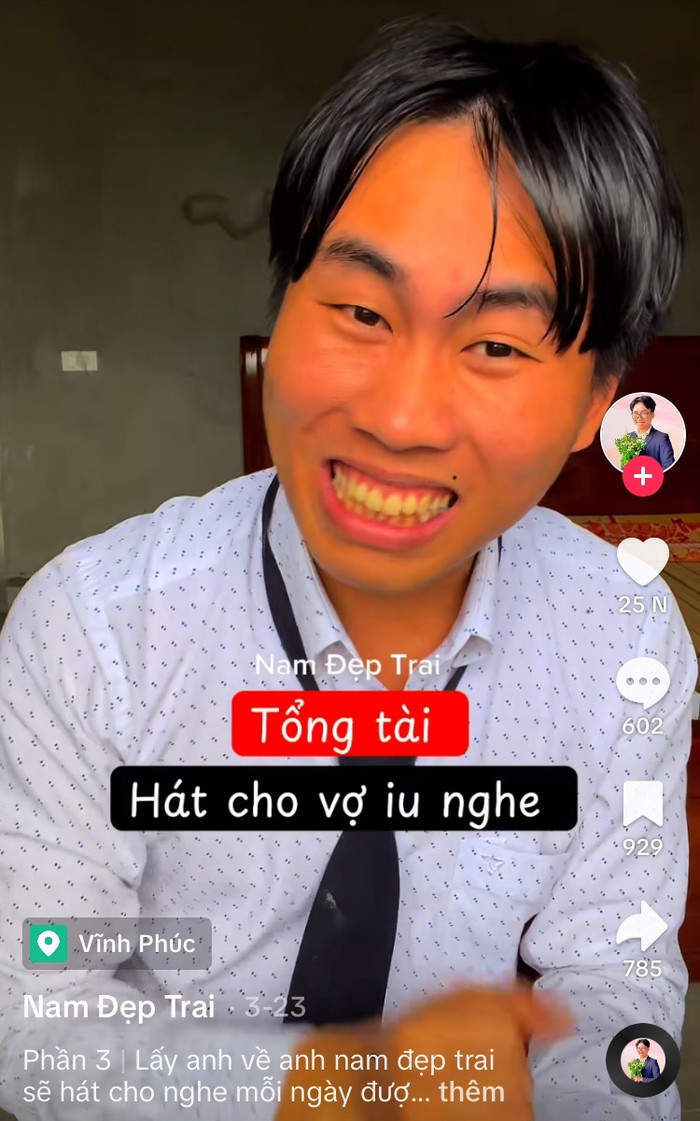 Trong một đoạn video khác, Nam 'đẹp trai' vẫn chọn lựa trang phục áo sơ mi. Thiết kế này được tạo điểm nhấn bởi những hoạ tiết nhí cùng chiếc cà vạt đen. Tuy nhiên, Nam 'đẹp trai' vẫn tiếp tục để đầu tóc cũ, chẳng chút thay đổi. Đây dường như là một chiến thuật để nam TikToker tạo dấu ấn riêng với khán giả.