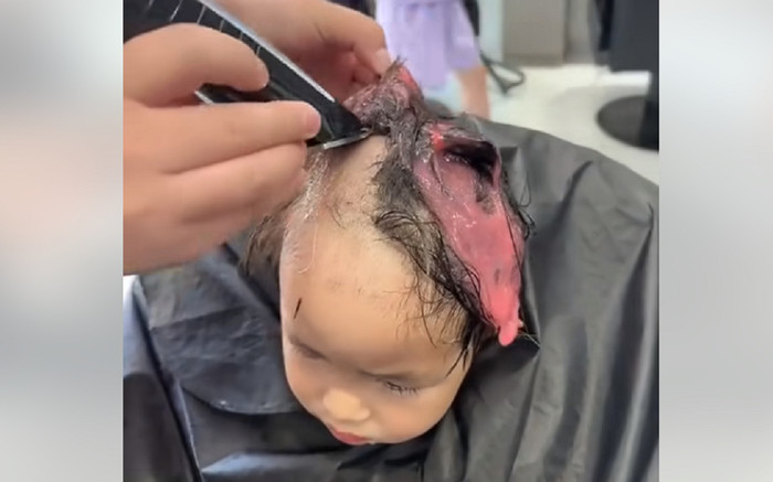 Bé gái được đưa đến tiệm để cạo trọc đầu, biết lý do dân tình được phen cười ngất Ảnh 2