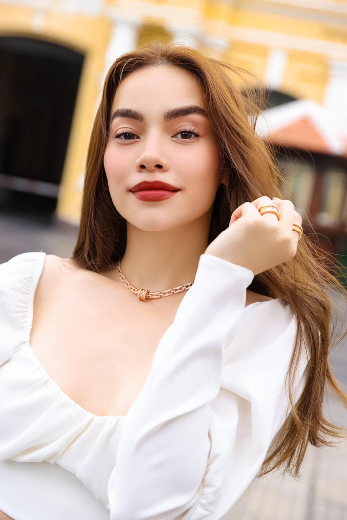 Những năm gần đây, Hà Hồ giảm tần suất xuất hiện trong các sự kiện giải trí để làm hậu phương cho gia đình nhỏ cùng chồng Kim Lý.