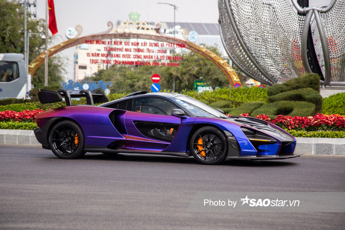 Đúng 8h, đoàn xe bắt đầu di chuyển xuống Cam Ranh để ăn trưa. Chiếc McLaren Senna trở thành tâm điểm khi 'siêu phẩm' Koenigsegg Regera 200 chưa lộ diện.