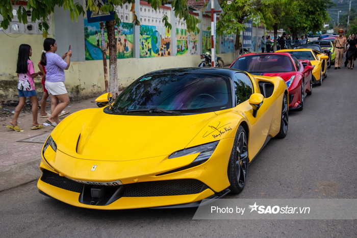 'Mặc dù gần đến kì thi THPT Quốc gia, khi nghe tin dàn siêu xe này xuất hiện tại đây, em đã cố gắng thu xếp đi xem. Trước giờ nơi em ở là một huyện khá hẻo lánh, nên hôm nay thấy không khí nhộp nhịp hơn mọi ngày, em vui lắm', em Hoàng Ngọc Mỹ, học sinh lớp 12 đang sinh sống tại đây chia sẻ với SAOstar.