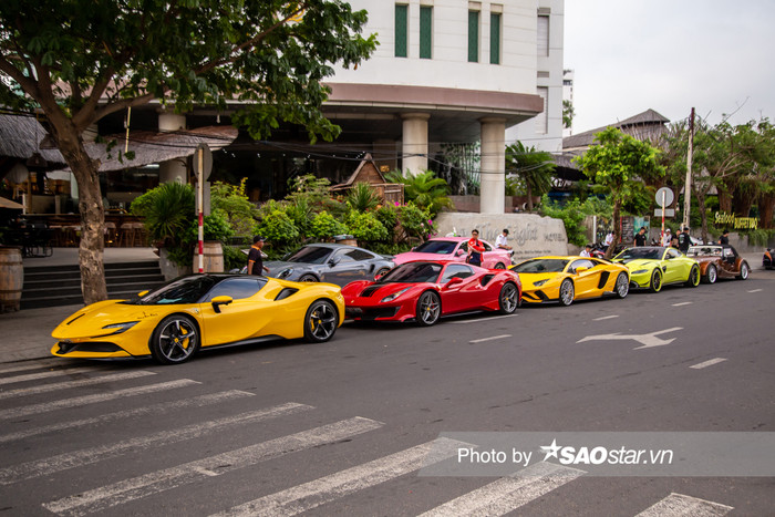 Sáng 2/4, dàn siêu xe của Hoàng Kim Khánh chính thức xuất hiện tại TP Nha Trang, tỉnh Khánh Hòa. Đây cũng là lần hiếm hoi thành phố biển đón một số lượng lớn siêu xe.