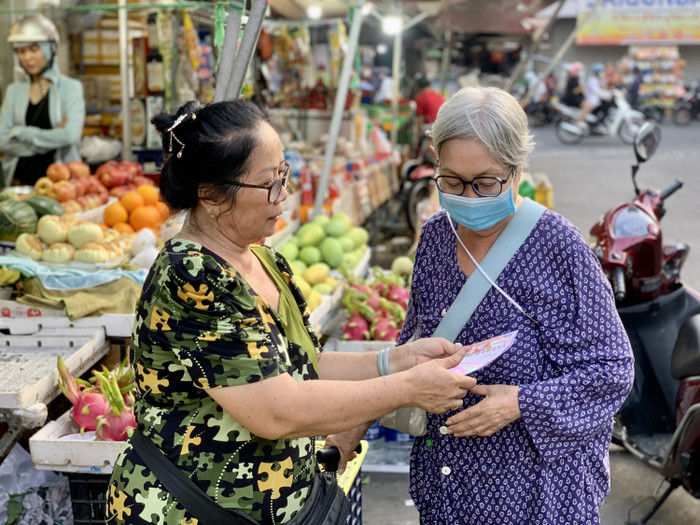 Nữ nghệ sĩ nổi tiếng một thời giờ đi xin tiền, bán vé số để có bữa ăn qua ngày Ảnh 1