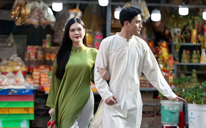 Ngọc Trinh diện áo dài, tay trong tay xuống phố cùng bạn trai Ảnh 2