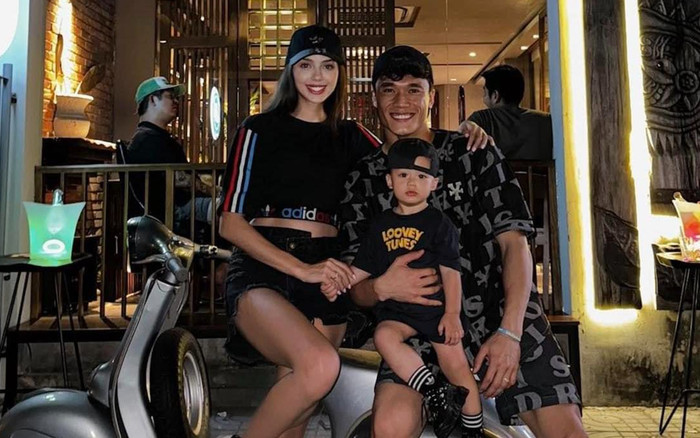 Vợ Tây Bùi Tiến Dũng khoe chân dài nhưng nhìn cứ 'lạ lạ' Ảnh 2