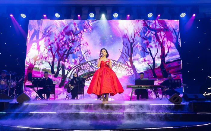 Lệ Quyên diện váy cúp ngực, khoe gò bồng đảo ở tuổi 43 Ảnh 2