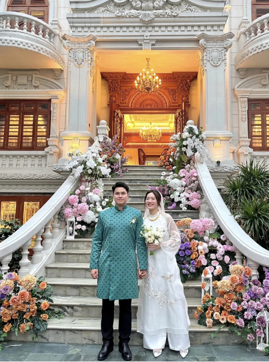 Biệt thự nguy nga của nhà chồng Việt Hương khiến dân mạng xuýt xoa.