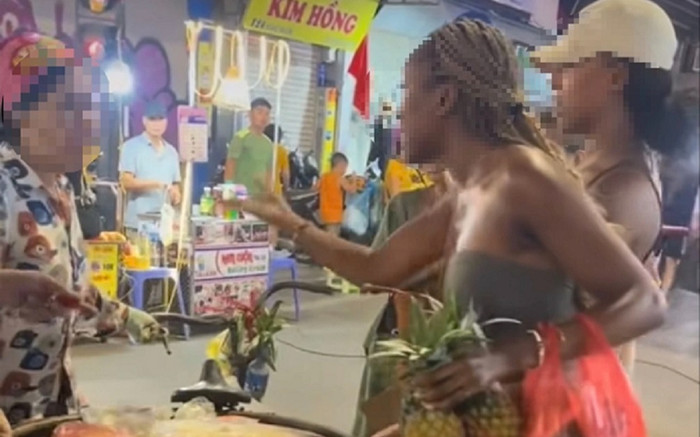 'Chặt chém' 2 du khách nước ngoài 3 quả dứa 500 nghìn đồng, người bán hàng rong bị xử lý Ảnh 2
