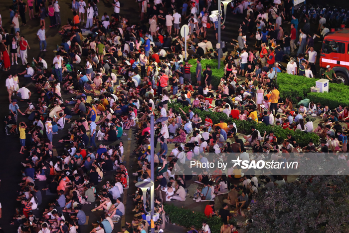 Tối 30/4, hàng ngàn người dân TP.HCM đổ về trung tâm để được trực tiếp xem màn bắn pháo hoa mừng 49 năm Ngày Giải phóng miền Nam, thống nhất đất nước (30/4/1975 - 30/4/2024).