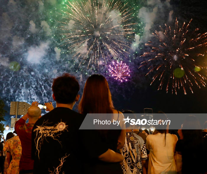Những chùm pháo hoa đầu tiên rực sáng trên bầu trời. Pháo hoa được bắn lên kèm theo những tiếng reo hò, vỗ tay đầy hào hứng của người dân.  