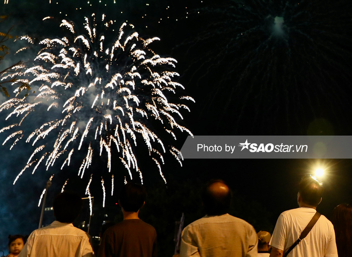 Đúng 21h, pháo hoa rực sáng trên bầu trời TPHCM chào mừng 49 năm Ngày Giải phóng miền Nam, thống nhất đất nước (30/4/1975 - 30/4/2024)