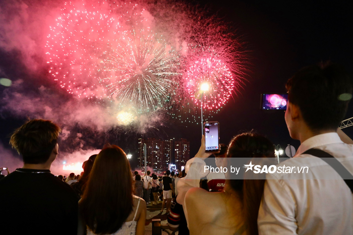 Màn pháo hoa kéo dài 15 phút vô cùng đẹp mắt khiến người dân trầm trồ không ngớt. 