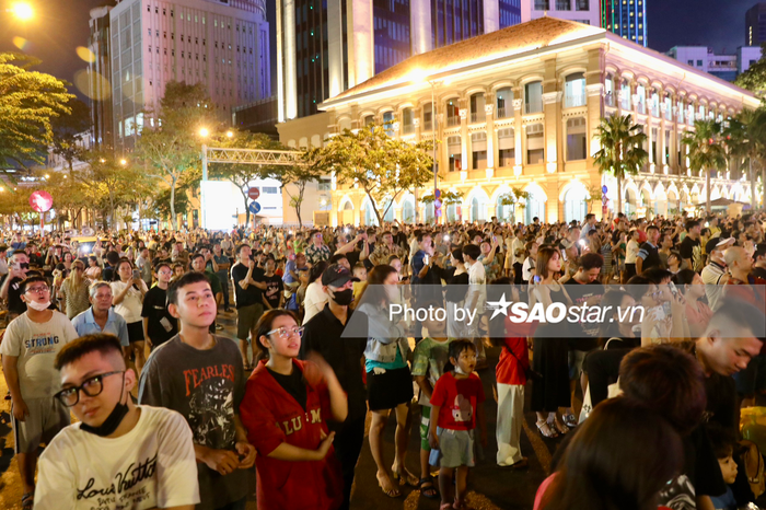 Biển người đứng 'chật cứng' dưới khu vực đường Tôn Đức Thắng, bến Bạch Đằng (quận 1)  xem màn pháo hoa