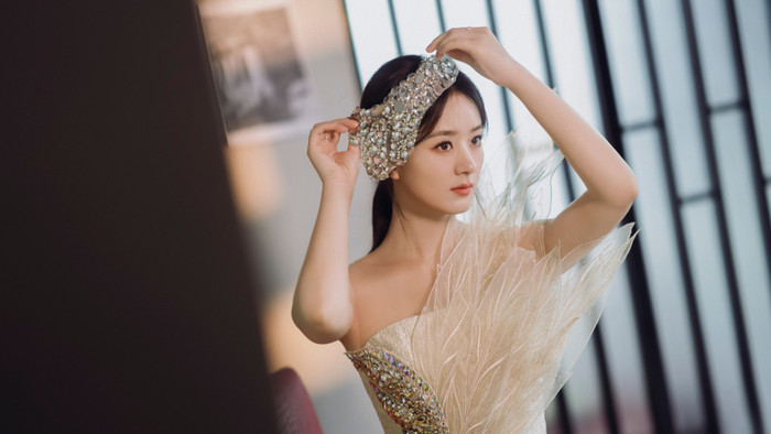 Triệu Lệ Dĩnh đang là cái tên đáng chú ý bậc nhất hiện nay sau khi Dữ Phượng Hành lên sóng. Tuy nhiên, so với ngày chiếu đầu tiên, hiệu quả chiếu của phim đang có dấu hiệu dậm chân tại chỗ, khả năng chiêu thương cũng không còn nhiều như trước. 