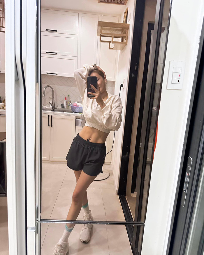 Nhã Phương chăm chỉ khoe cơ bụng lộ rõ múi, cô nàng được nhiều khán giả nữ nhiệt tình 'xin vía' dáng đẹp. Ảnh: FBNV