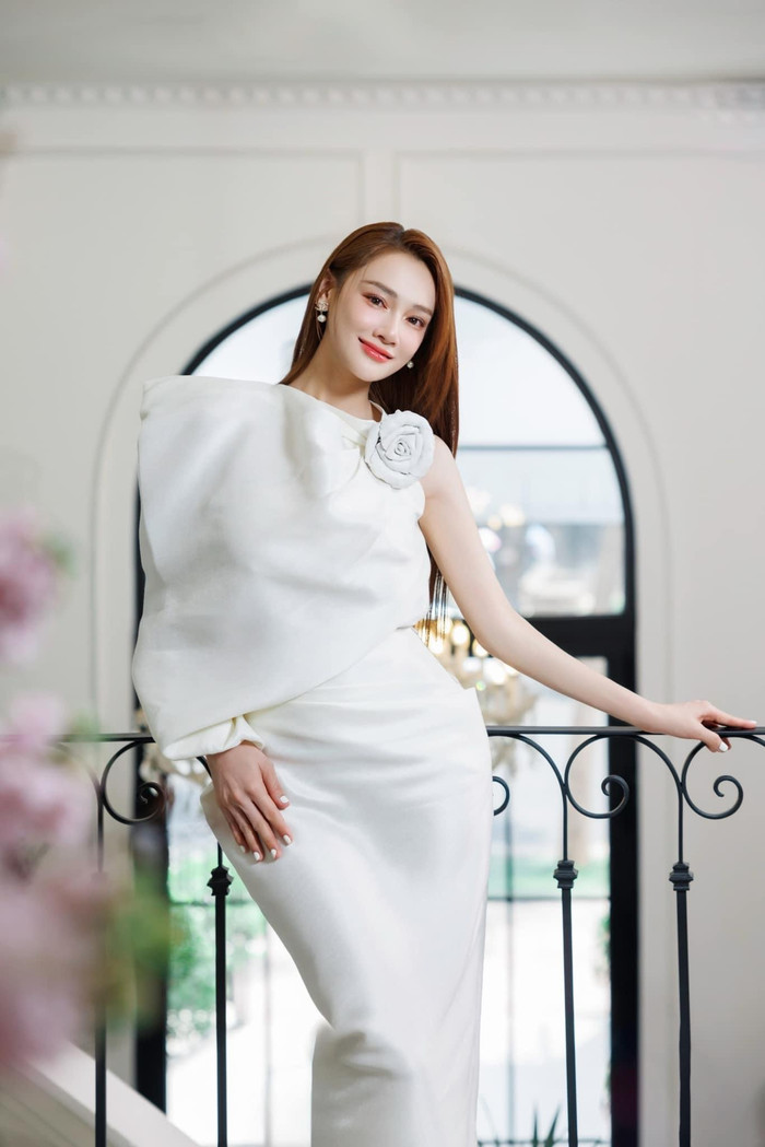 Mỗi khi xuất hiện ở chốn đông người, Nhã Phương đều khiến dân tình không thể rời mắt bởi nhan sắc xinh đẹp. Ảnh: FBNV