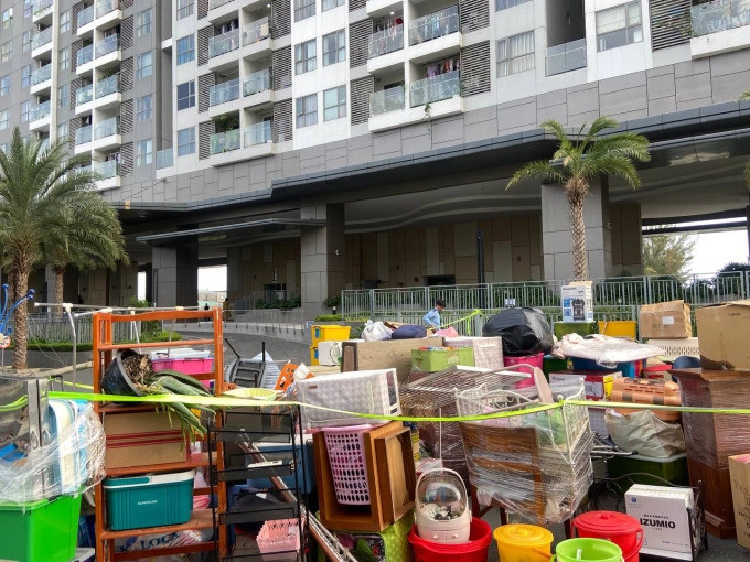 Hình ảnh ngổn ngang khiến dân mạng bức xúc.