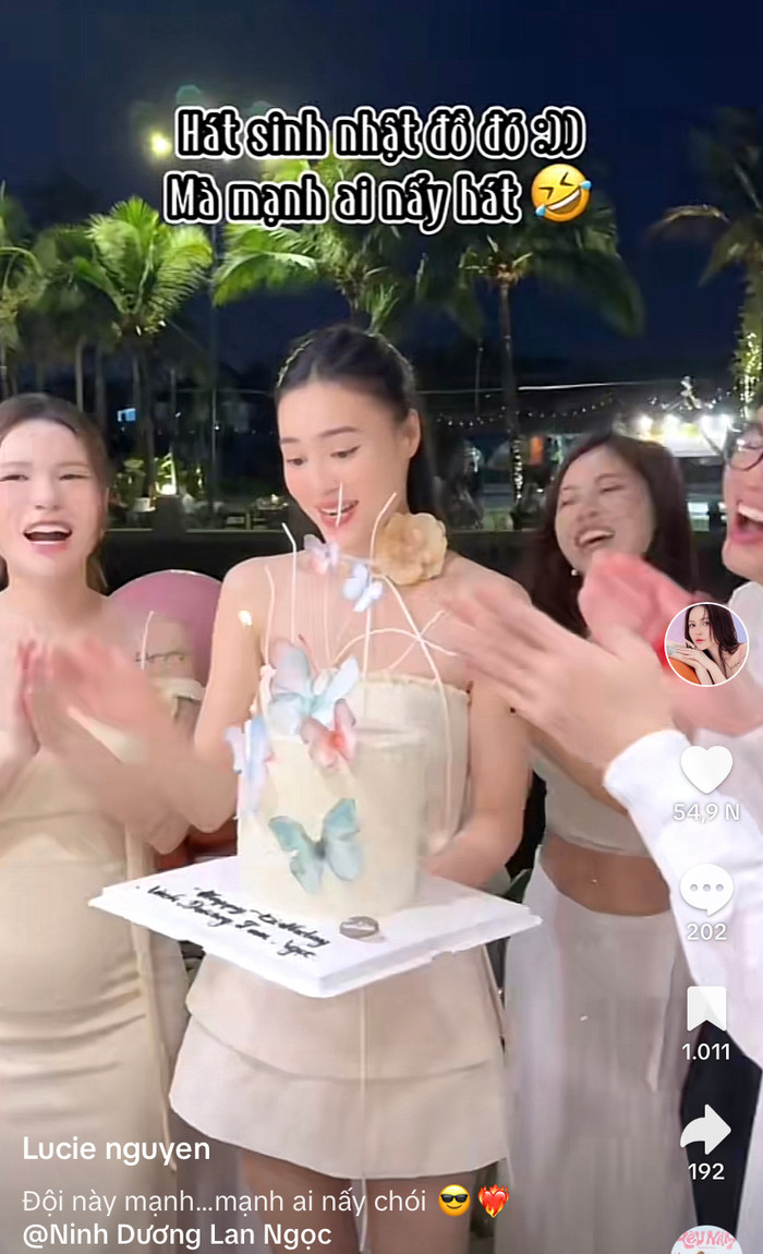 Ninh Dương Lan Ngọc không giấu khỏi tâm trạng hạnh phúc, xúc động trước sự quan tâm của nhóm bạn thân. Ảnh: Lucie Nguyễn