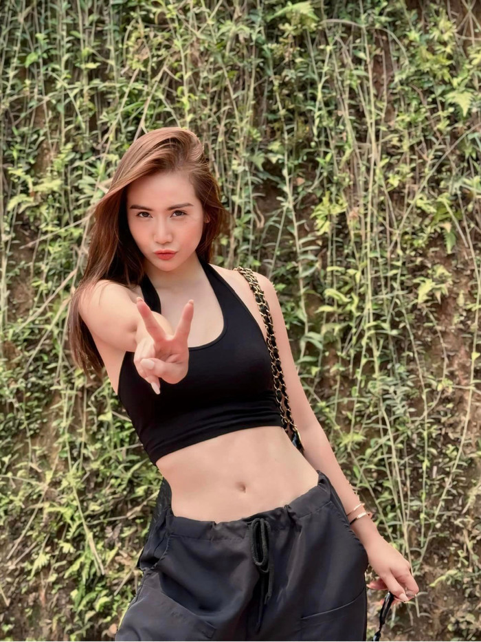 Huyền Lizzie tung bộ ảnh sang - xịn - mịn nhưng vòng 2 của người đẹp mới gây chú ý Ảnh 2